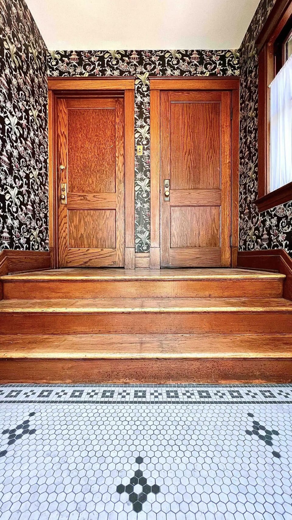 The entrance to the rental is in the right side door. 
