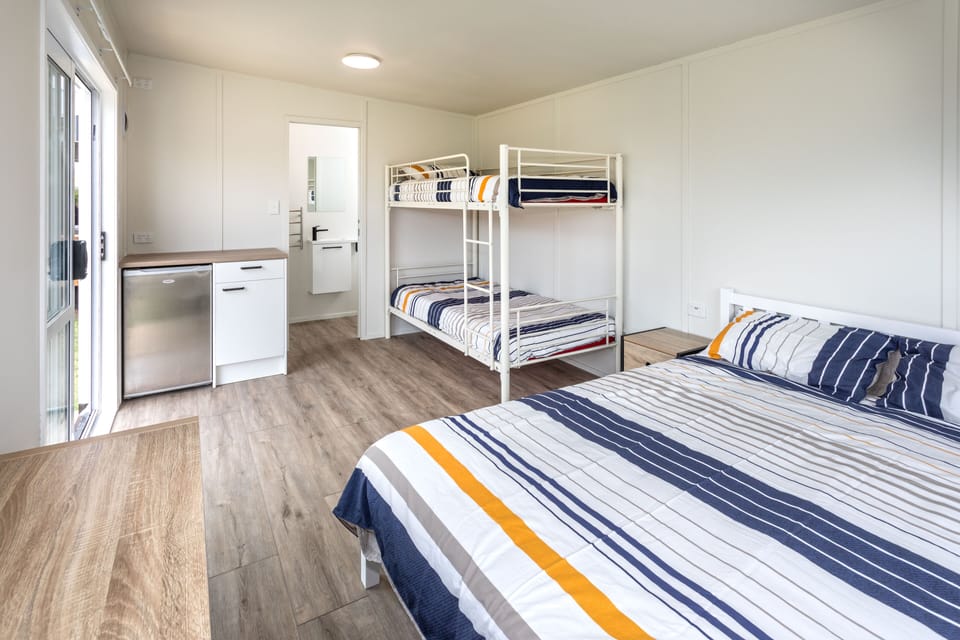 The Cabin - 1x Queen Bed and 1x Bunk Bed