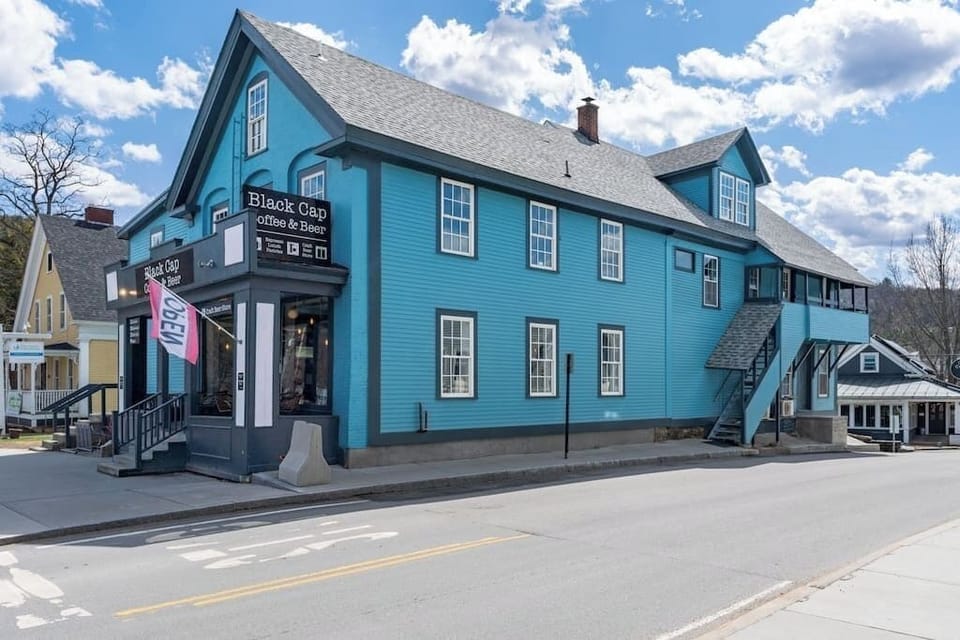 Location! This Stunning 2 Bedroom on Main Street. (4020)