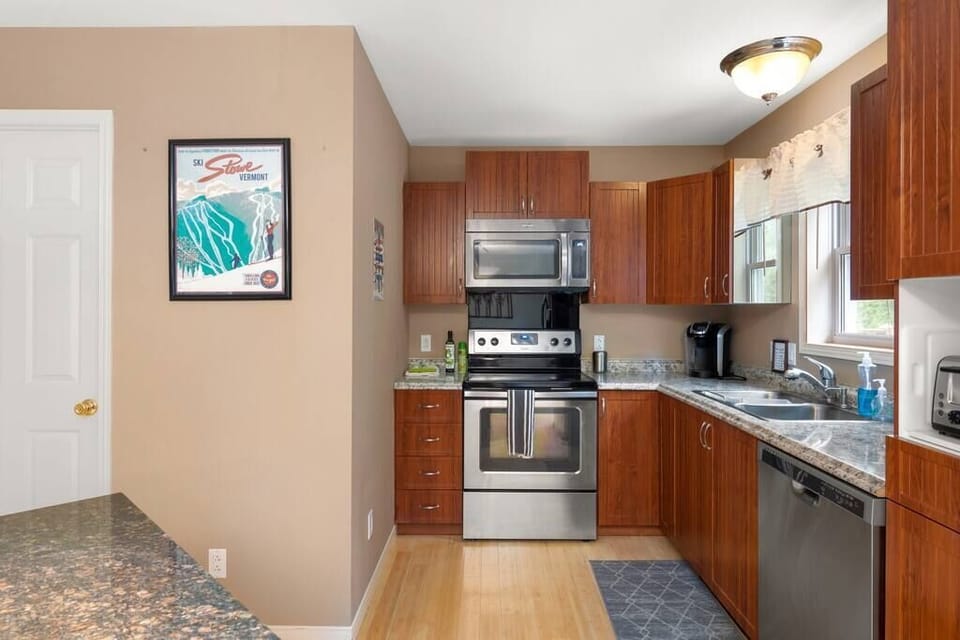 Townhome minutes to Main St, Pond & Mountain Views (143)