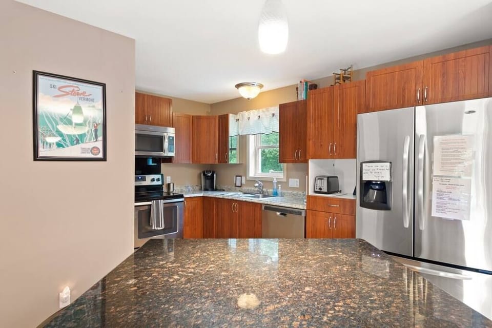 Townhome minutes to Main St, Pond & Mountain Views (141)