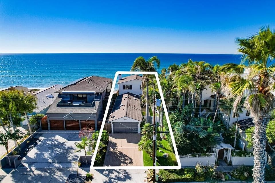 Detached 2 Level Beach House (no shared walls!), easy driveway parking 