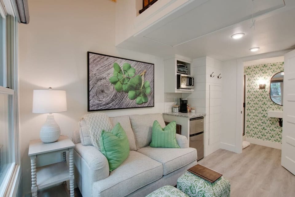 Charming tiny cottage with a cozy loft bedroom, private fire pit, and scenic forest views. Perfect for a romantic couple’s getaway or a peaceful solo retreat, with easy access to nearby hiking trails and outdoor adventures.