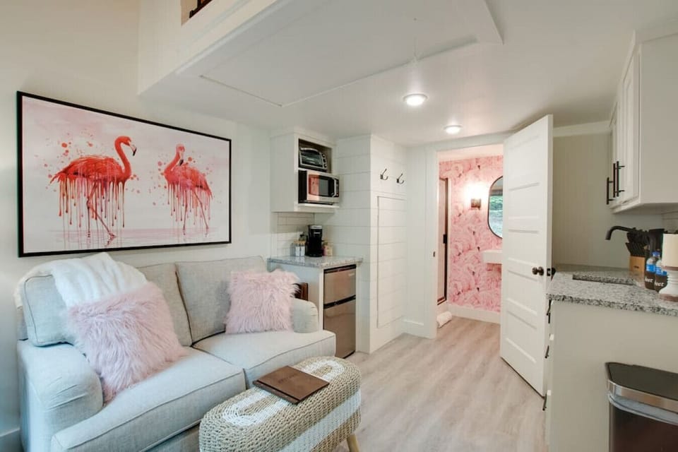 Charming tiny cottage with a cozy loft bedroom, private fire pit, and beautiful forest views. Ideal for couples or solo travelers seeking peace and relaxation.