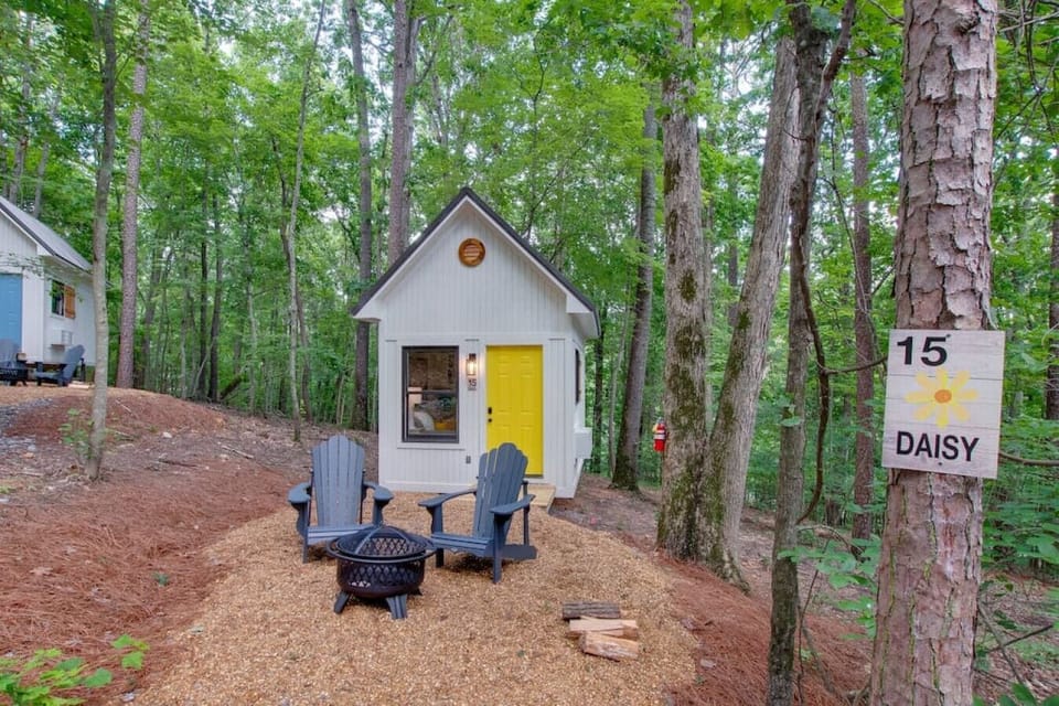 Charming tiny cottage with a cozy loft bedroom, private fire pit, and beautiful forest views. Ideal for couples or solo travelers seeking peace and relaxation.