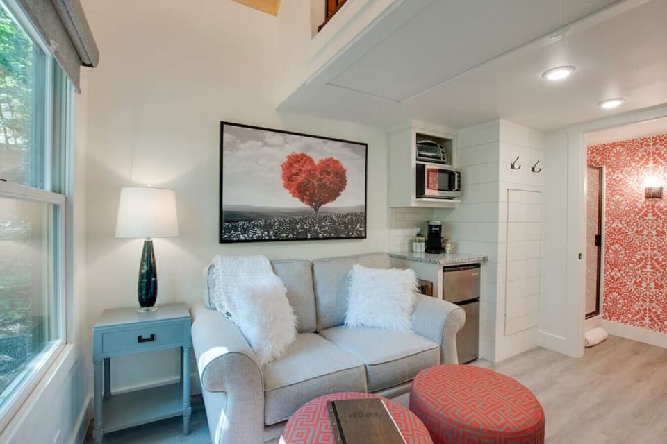 Charming tiny cottage with a cozy loft bedroom, private fire pit, and beautiful forest views. Ideal for couples or solo travelers seeking peace and relaxation