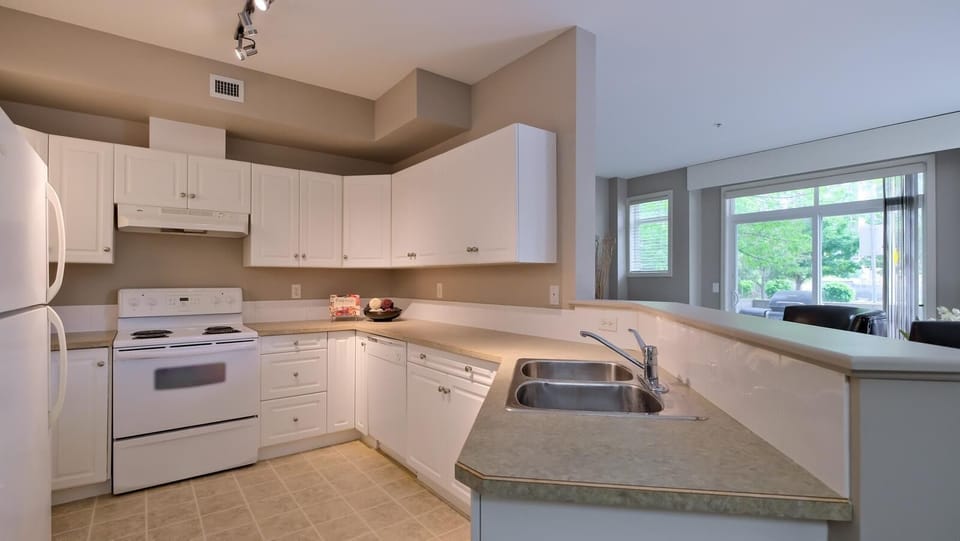 Another overview of the kitchen