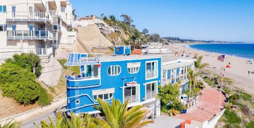 Enjoy your morning coffee while watching the waves, or spend your days lounging on the beach and soaking up the sun with Marianne's ice cream in hand!