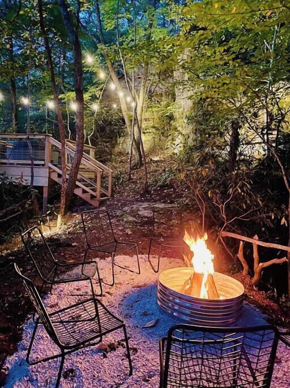 Private fire pit for guests to use!  Please grab your won firewood on the way in. 
