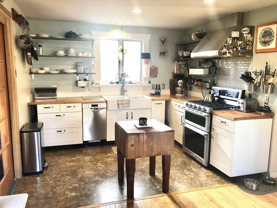 Sunny kitchen fully equipped