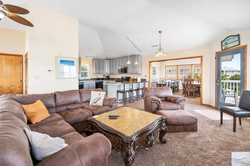 WH444: Pelican Breeze | Top Level Living Area