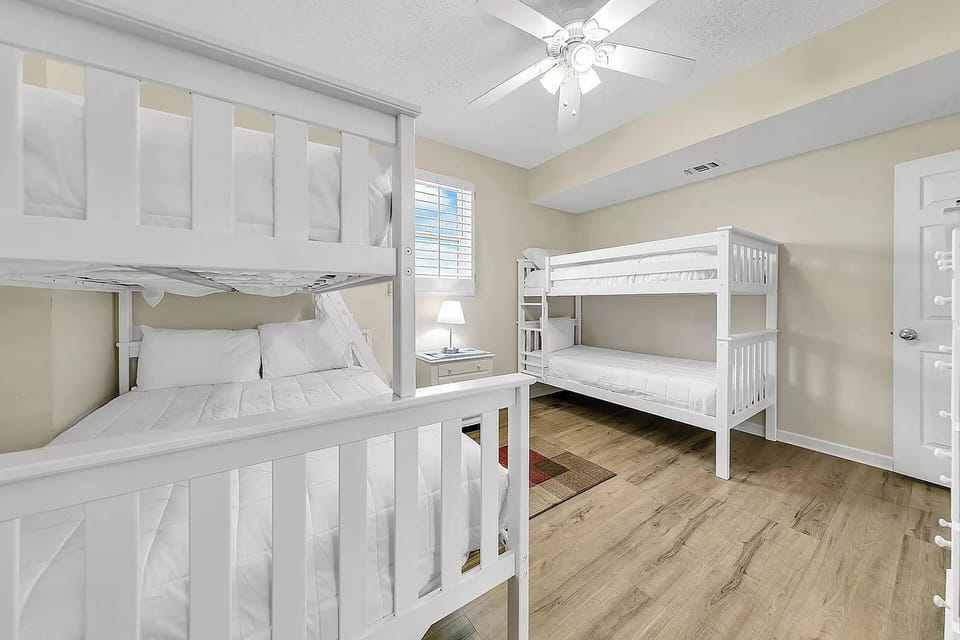 Bunk room with 2 bunks