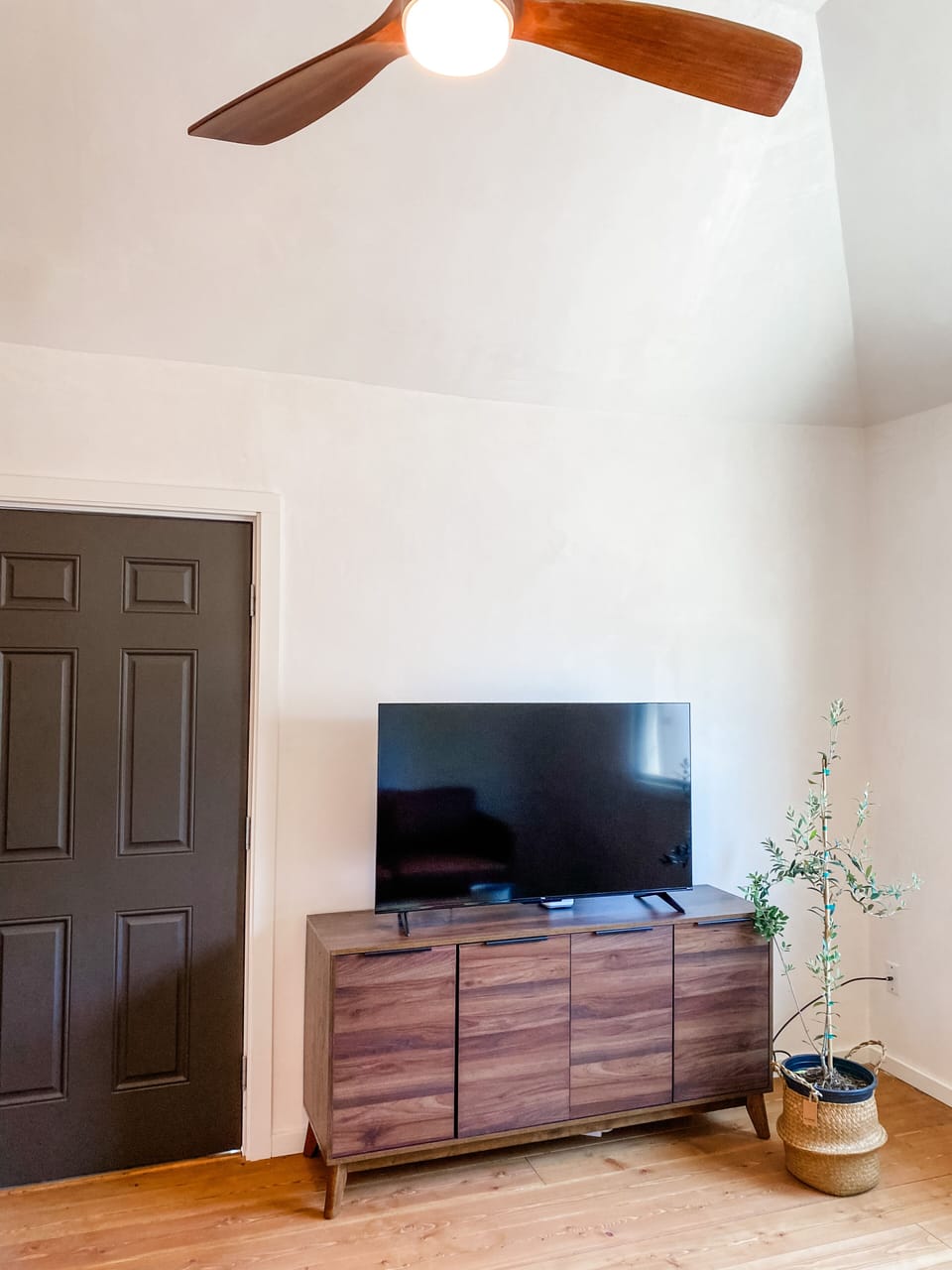 Smart TV fully loaded with Netflix & HBO. Check out the boardgames & books below