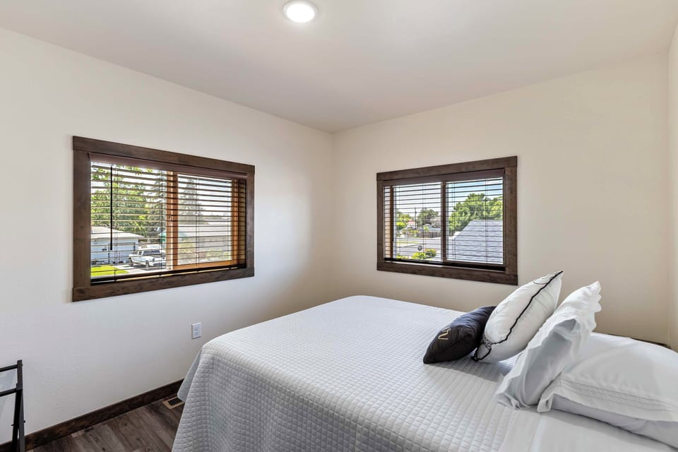 Bedroom 7 | Queen Bed