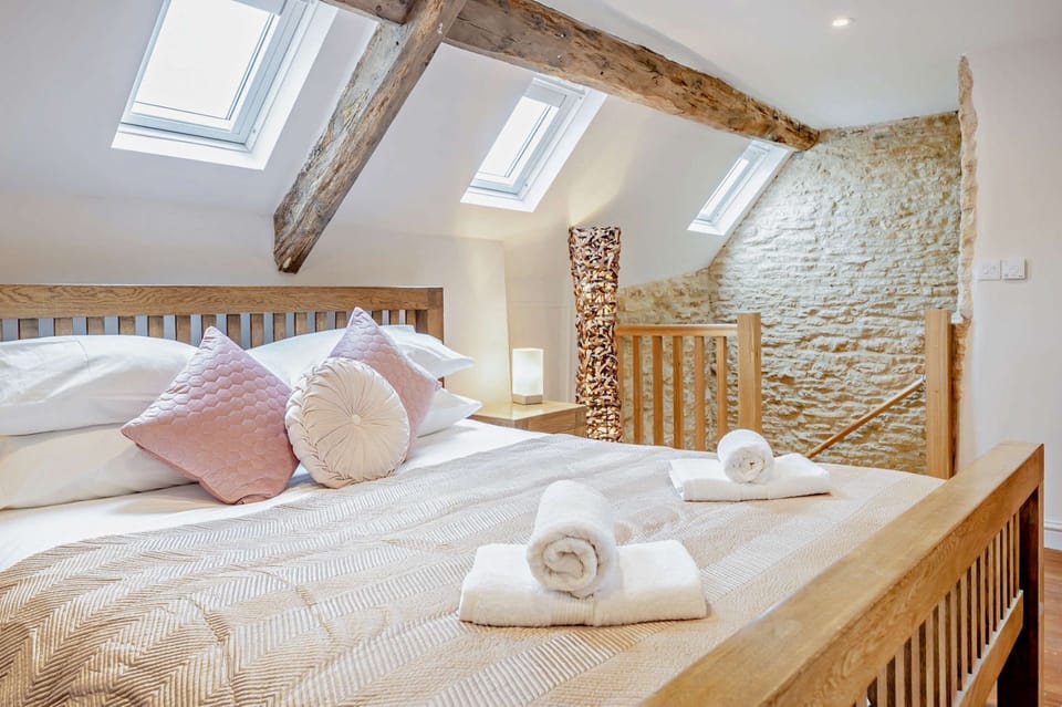 Smuggsbarn Cottage Master Bedroom - StayCotswold