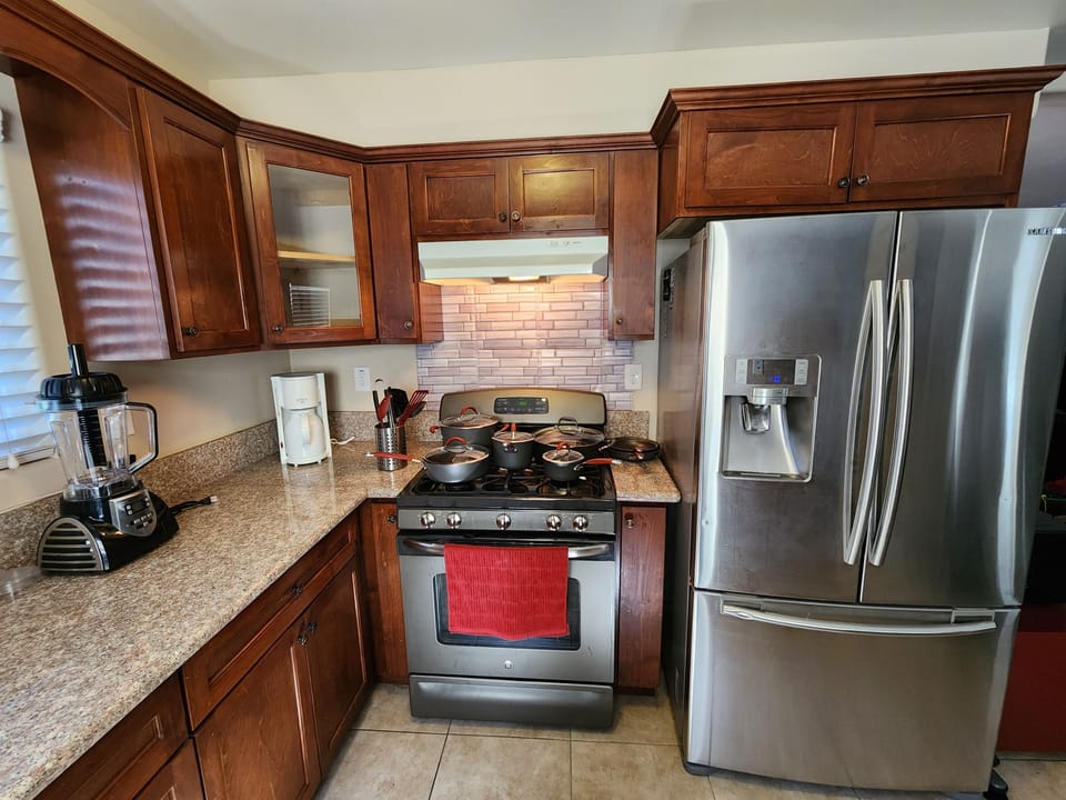 Kitchen - Stove & Refrigerator, Coffee Maker, Blender etc