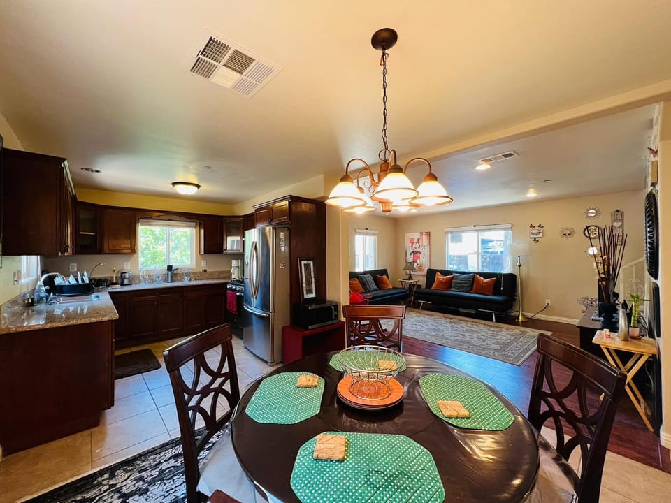 Dinning Room & Living Room! (Dinner Table)