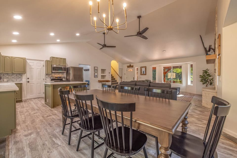 Enjoy your open vacation floor plan perfect for 12!
