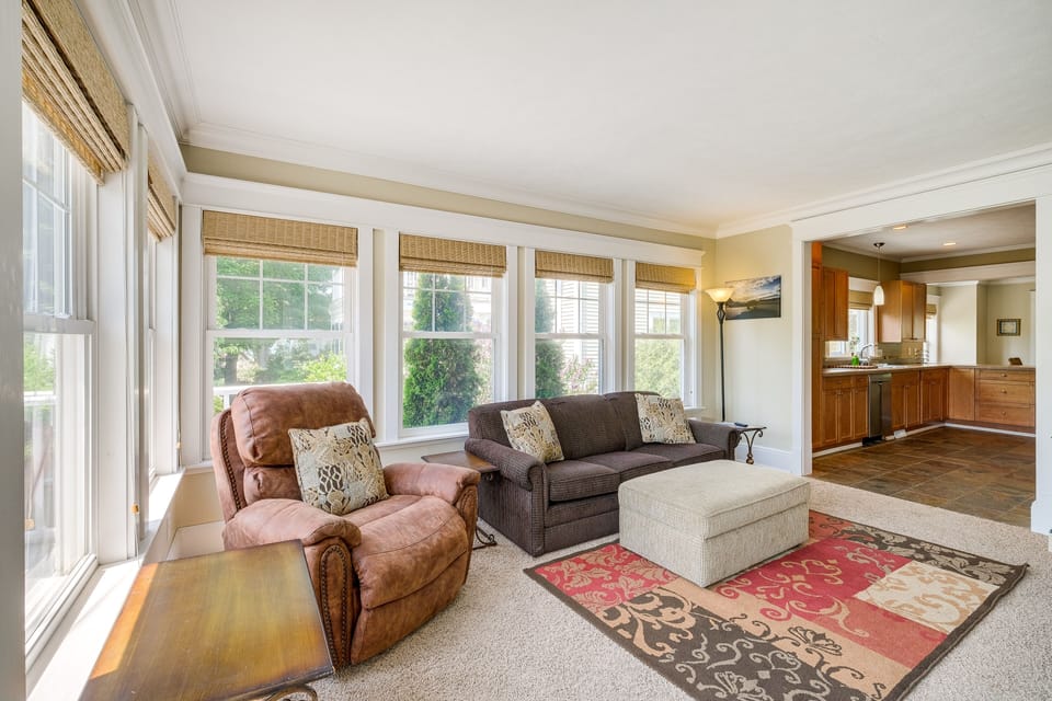 Living Room | Twin Sleeper Sofa | Smart TV | Central Heating & A/C | Free WiFi