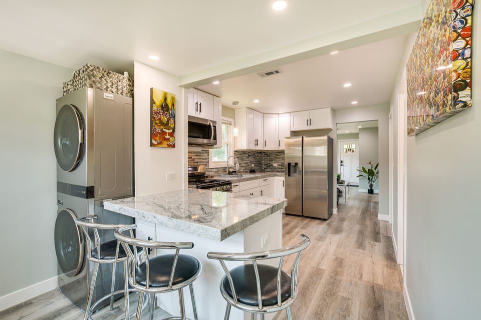 Dining Area | Dishware/Flatware | Washer/Dryer