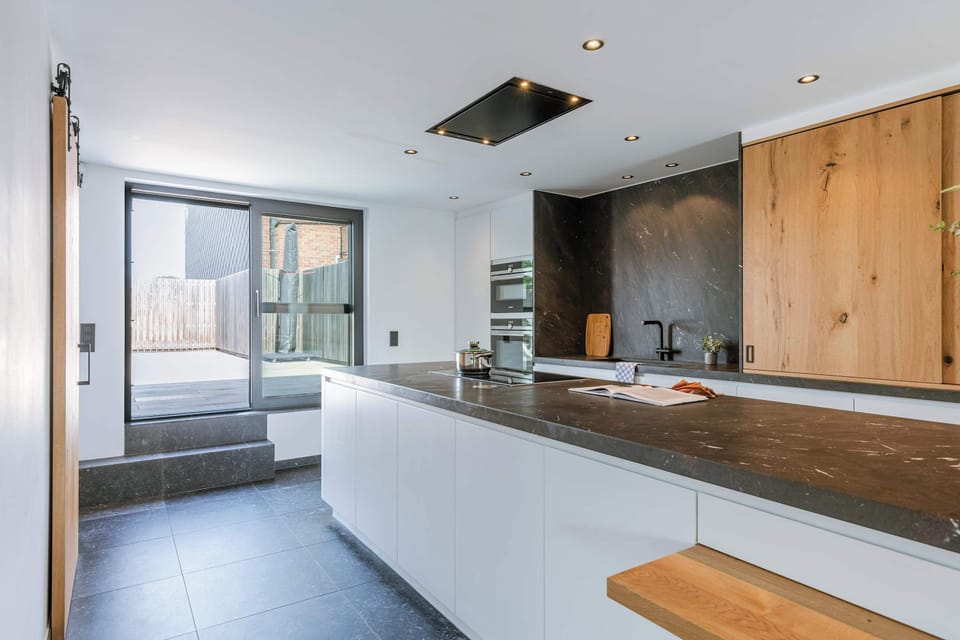 Spacious installed kitchen