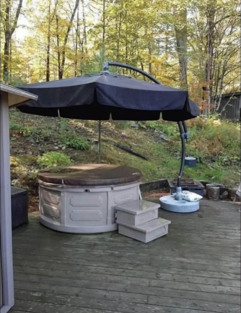 Outdoor spa tub