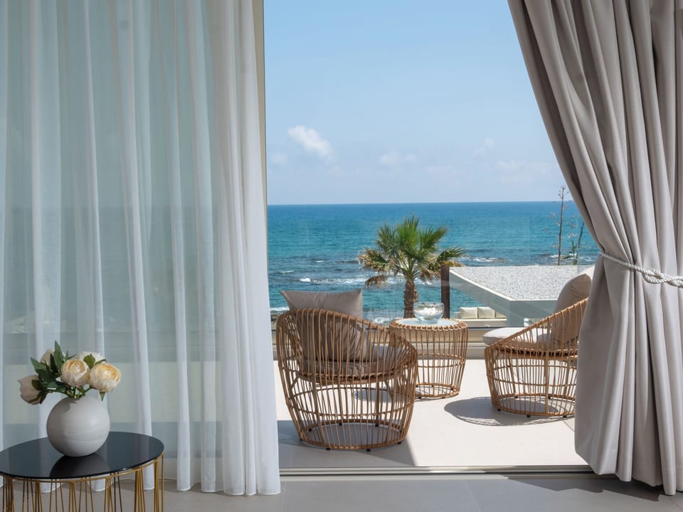 Outstanding pool and sea view from the balcony!