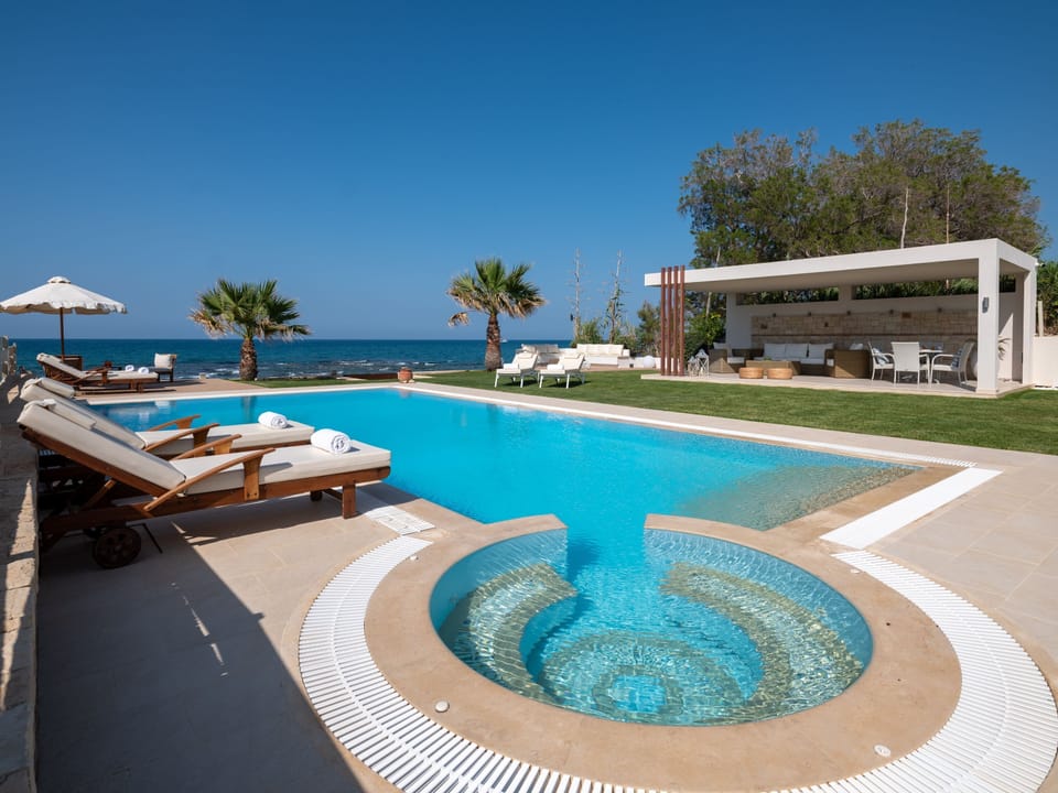 Indulge in relaxation: Immerse yourself in the hydromassage jets of our spacious pool.