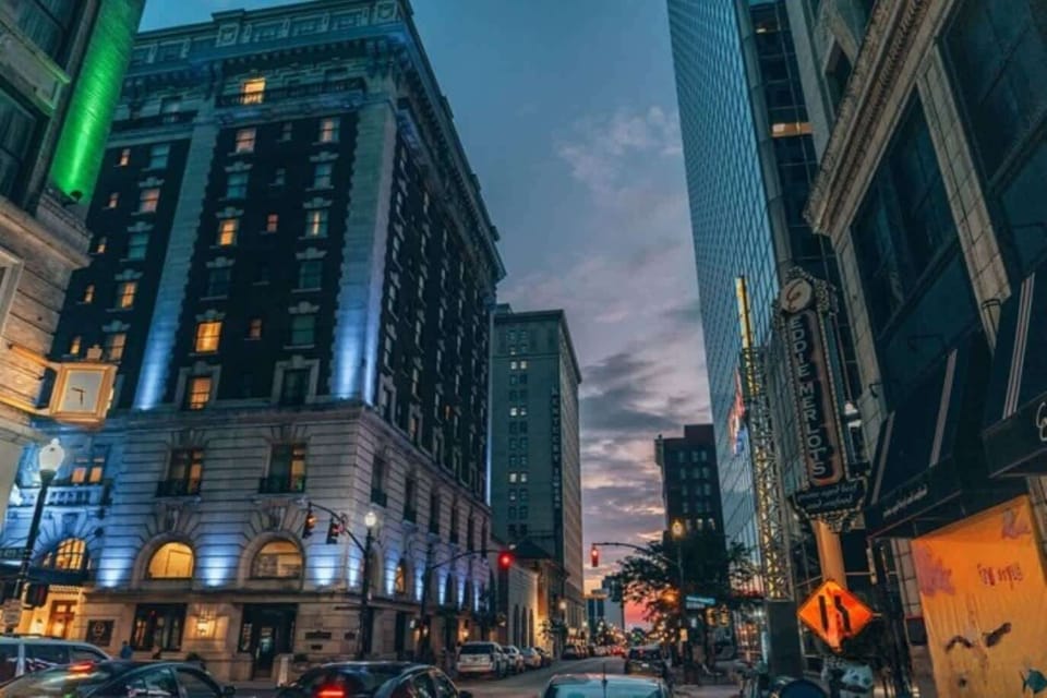 •Unbeatable location on Whiskey Row!
•Walk everywhere – restaurants, distilleries, museums.
•Downtown Louisville at Your Doorstep
