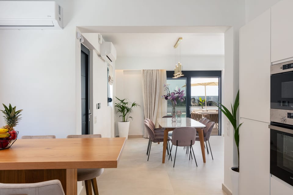 An aspect of the amazing kitchen and dinning area. 