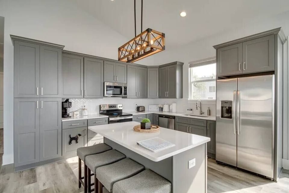 Kitchen - stainless steel appliances, all cooking utensils, silverware, plates, bowls, and toddler plates/cups/utensils available. Basic spices and seasonings supplied!