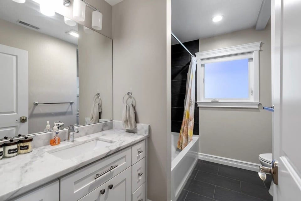 Here is the full bathroom in the upper level.