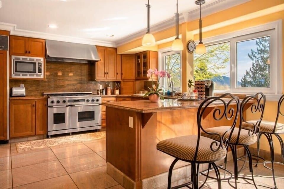 Well equipped kitchen. 设备俱全的厨房