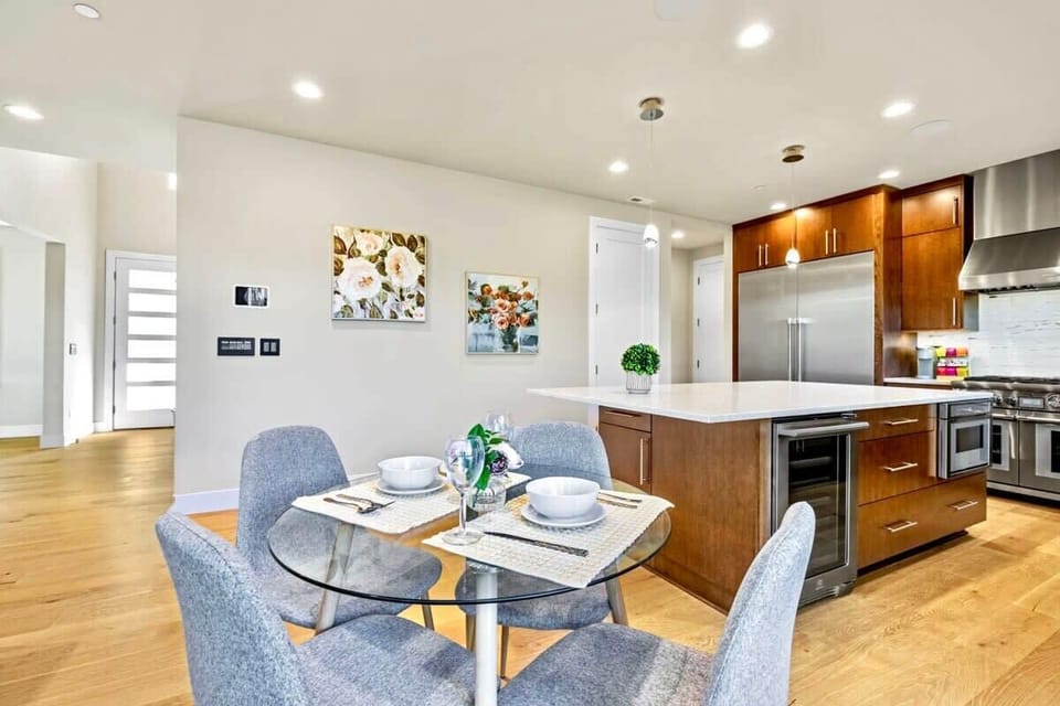 Breakfast round table right next to the patio door