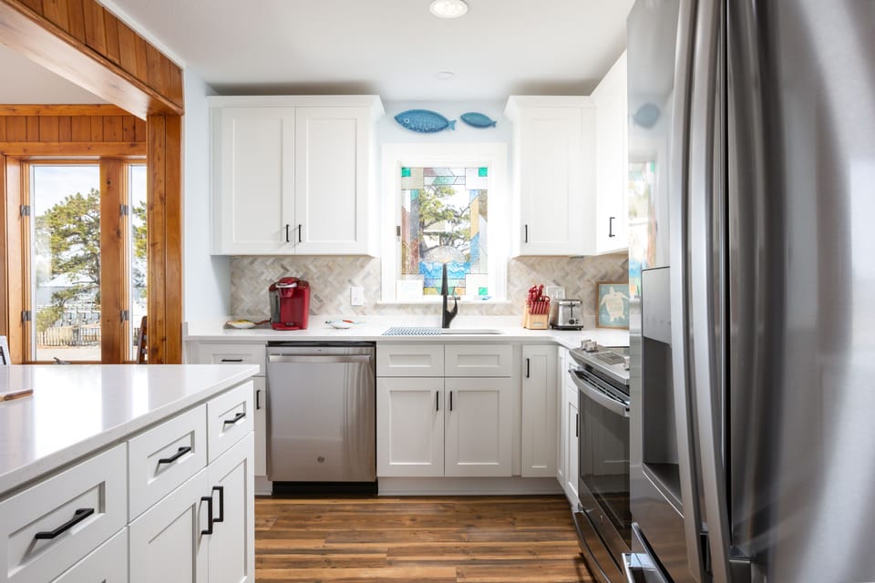 Beautiful new kitchen! Well stocked with cooking supplies 