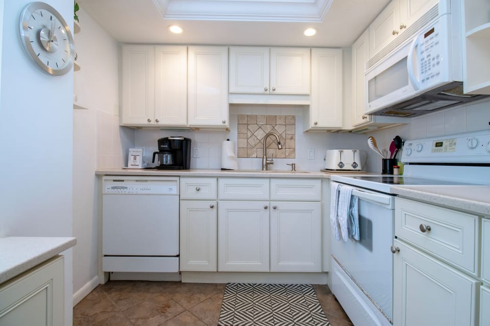 KITCHEN EQUIPT WITH FULL SIZE APPLIANCES AND PLENTY OF STORAGE!