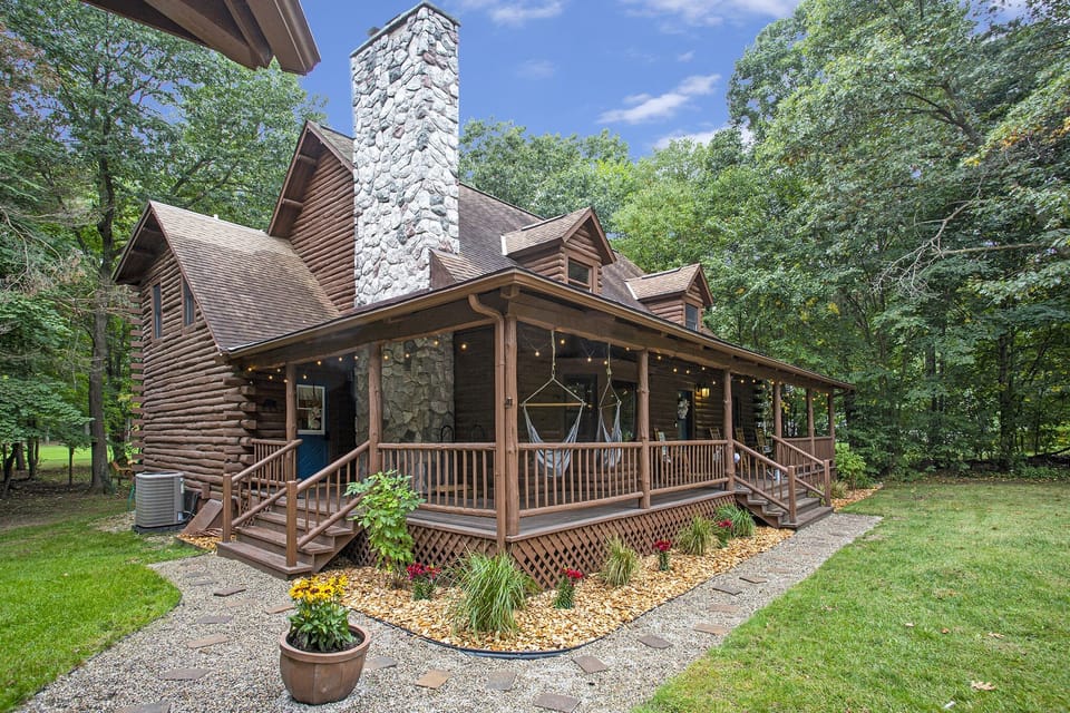 4.5 bedroom, 3.5 Bath Log Cabin