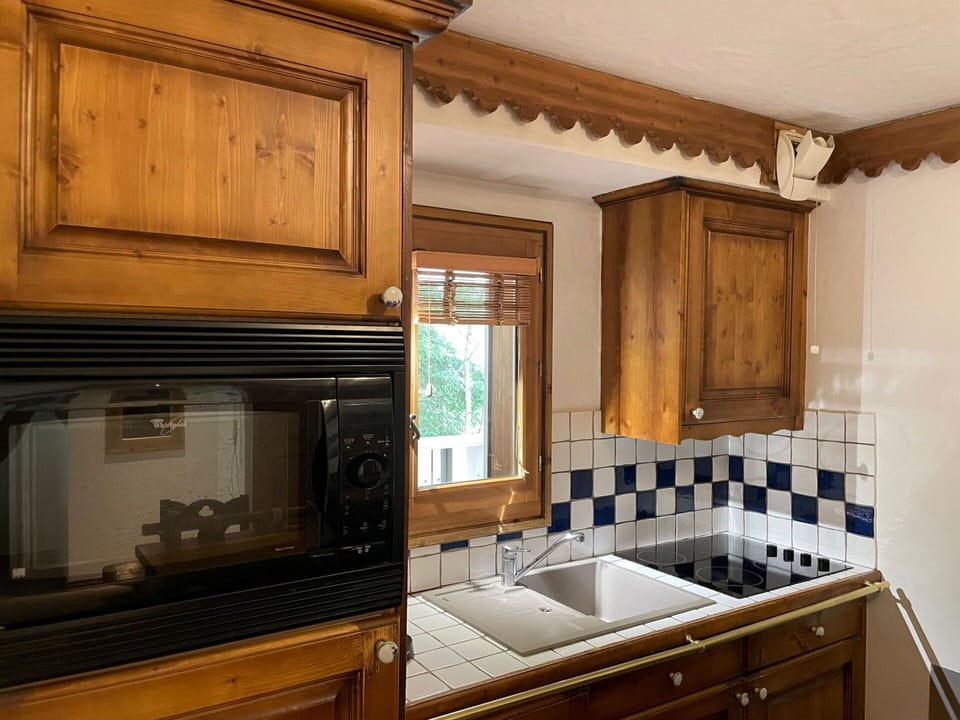 Brown, Cabinetry, Countertop, Property, Building, Sink, Furniture, Plumbing Fixture, Tap, Kitchen