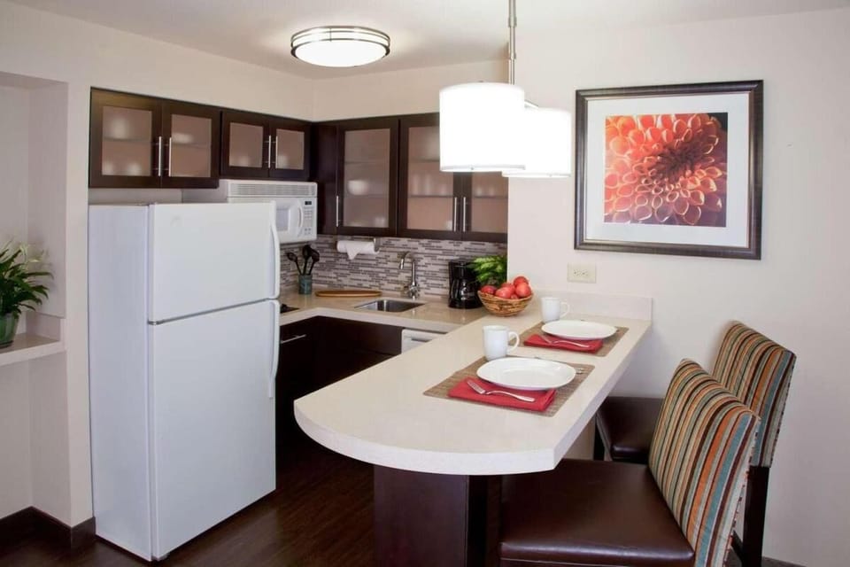 Start mornings with easy meals in the fully equipped kitchen.