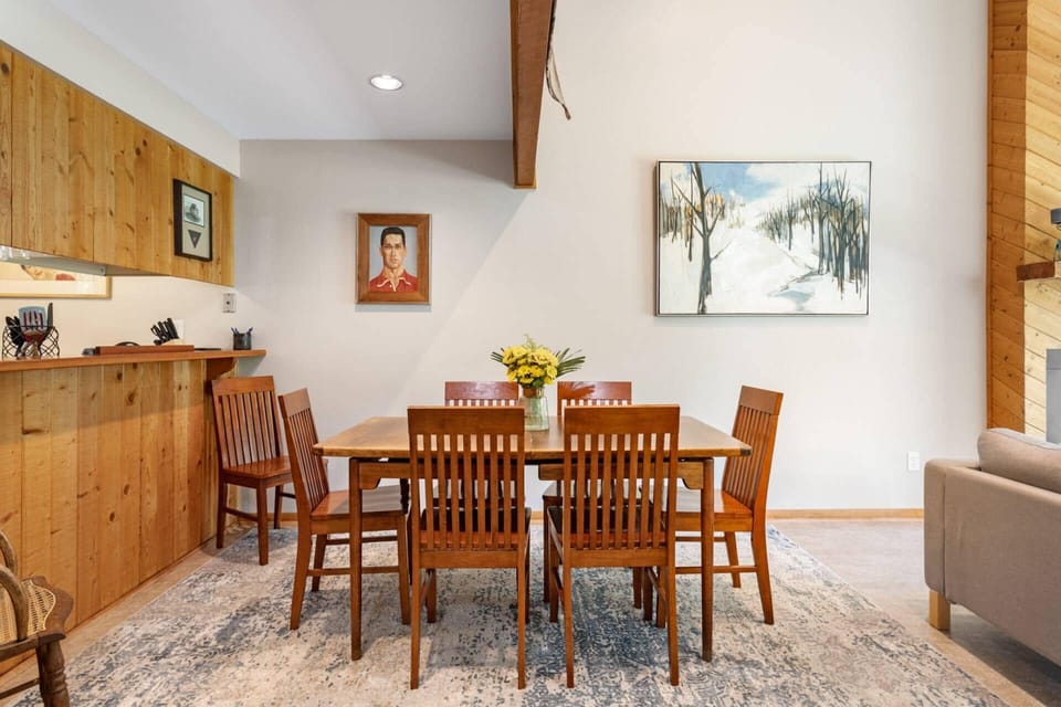 Dining Area with Seating for 8 (with leaf)