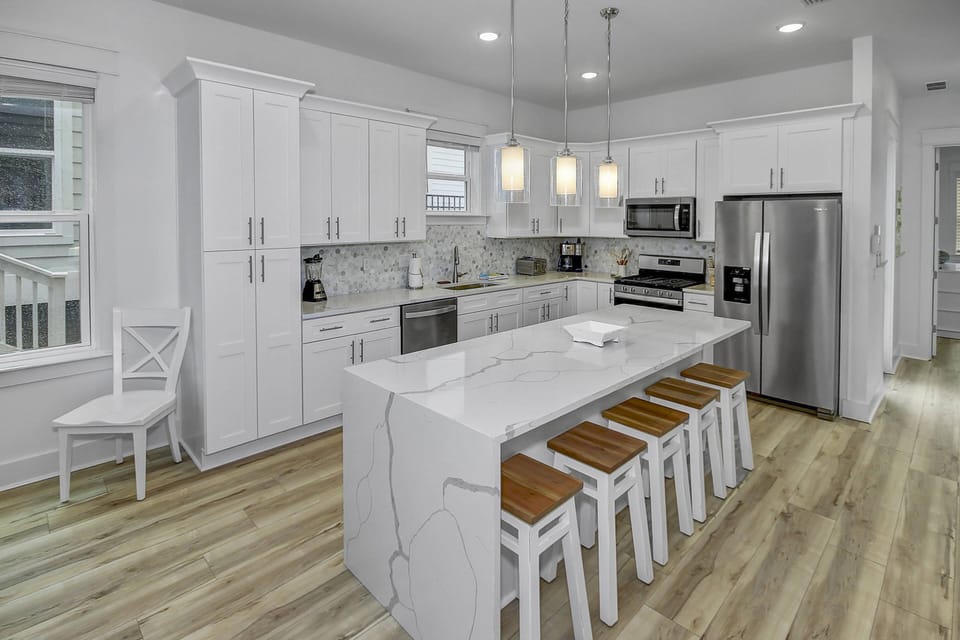 5 additional seats at the expansive kitchen island