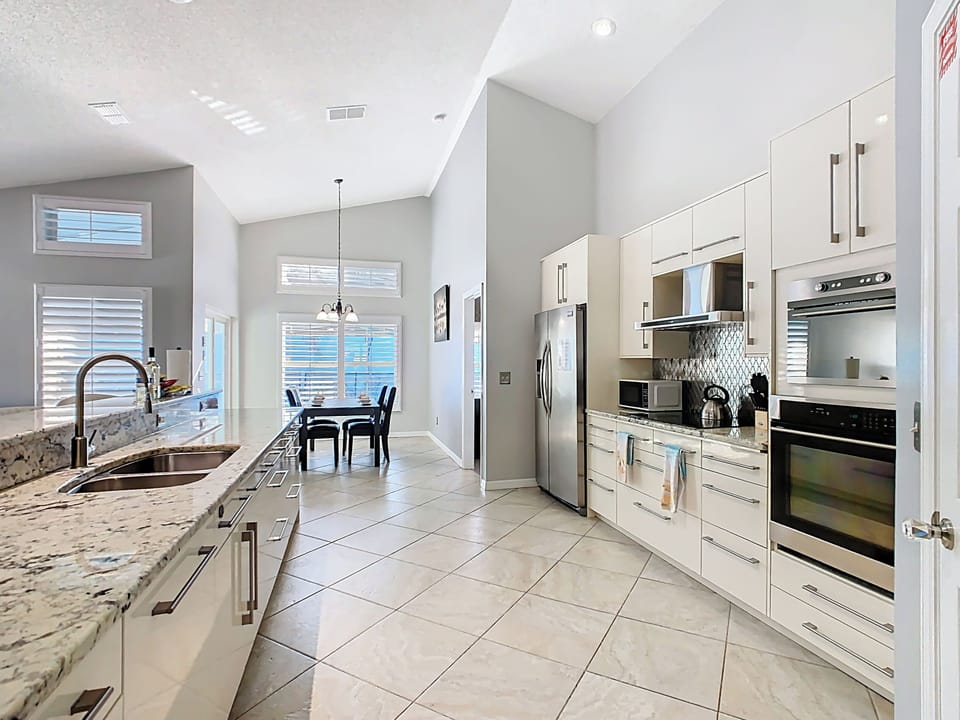 🍴 Fully stocked kitchen ready for family cooking.