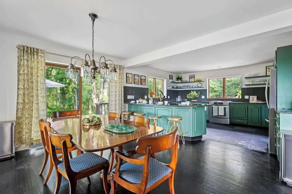 Elegant, fully equipped gourmet kitchen & casual dining room
