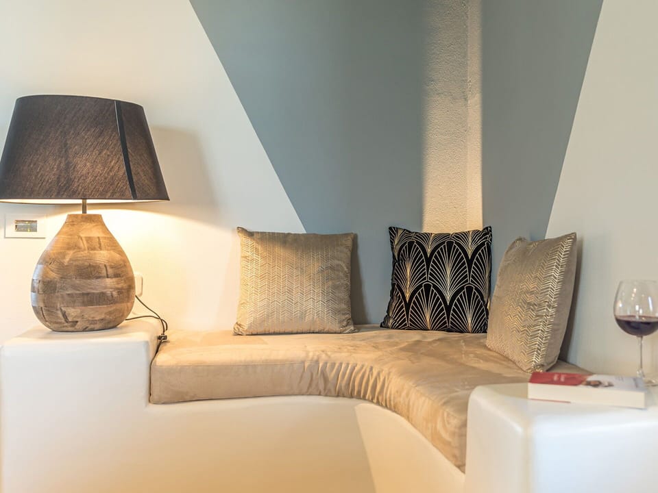 Tableware, Property, Comfort, Drinkware, Wine Glass, Wood, Lighting, Interior Design, Couch, Stemware