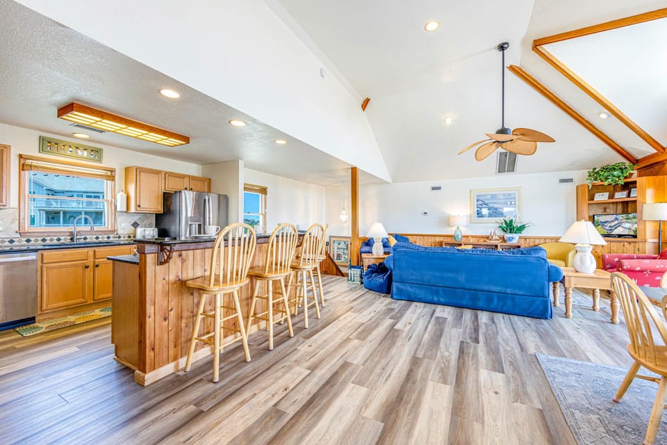 05-Surf-Or-Sound-Realty-1125-Family Ties-Great Room-04