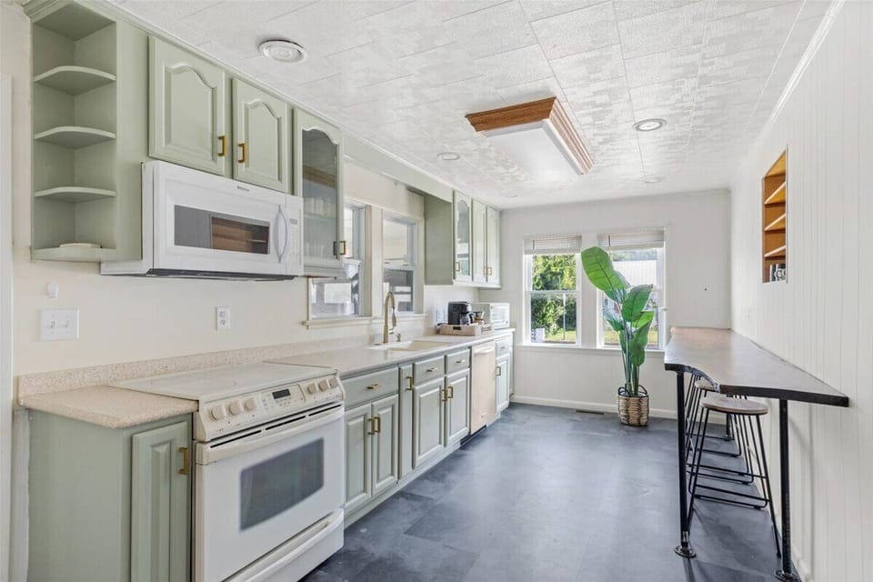 Mealtime will be a bay breeze in the well stocked Kitchen.