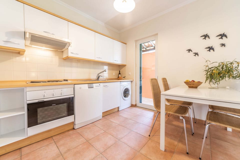 Kitchen with dining table and fully equipped.