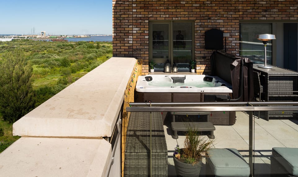 Outdoor spa tub