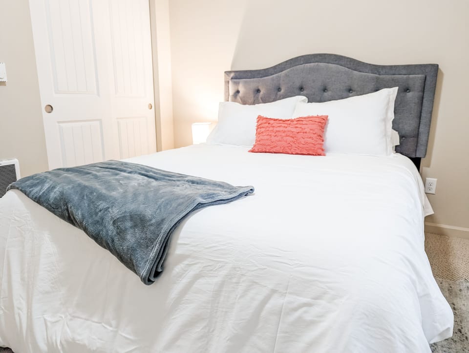 bedroom with queen