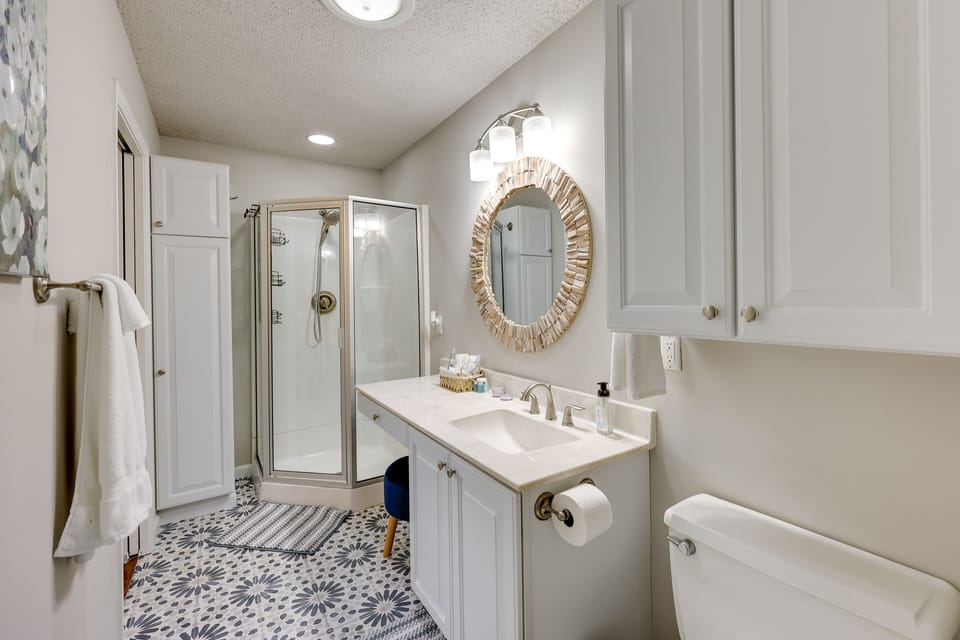 Full Bathroom | Complimentary Toiletries